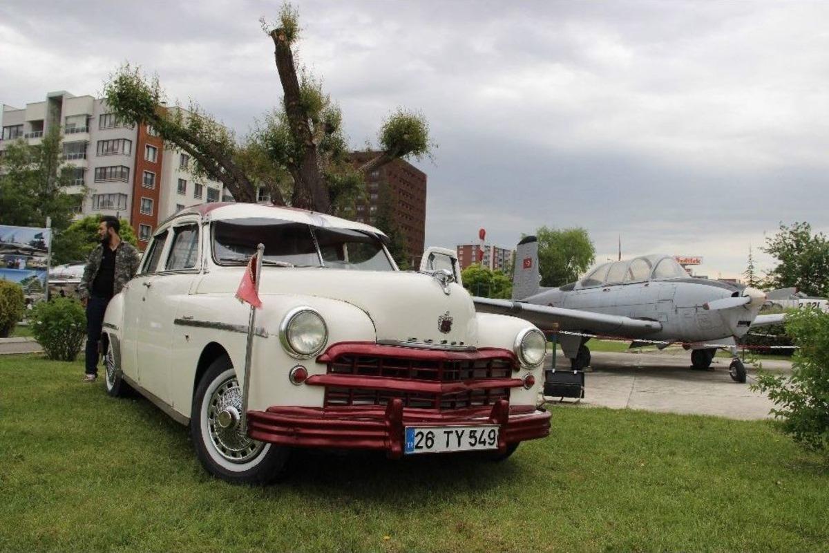 Klasik Otomobil İle U&ccedil;ak Tutkunları Eskişehir&rsquo;de Buluştu