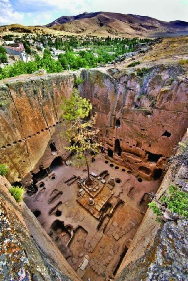  g&uuml;l&uuml;mseyen Meryem  Freskine Ziyaret&ccedil;i Akını 1