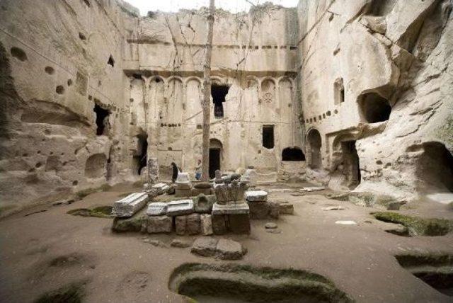  g&uuml;l&uuml;mseyen Meryem  Freskine Ziyaret&ccedil;i Akını 2