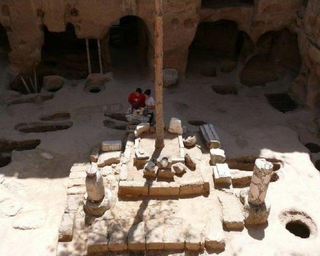  g&uuml;l&uuml;mseyen Meryem  Freskine Ziyaret&ccedil;i Akını 3