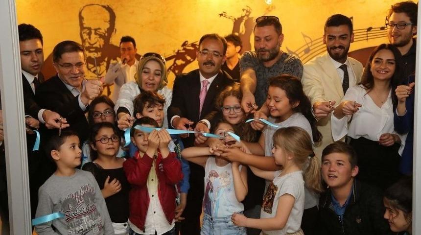 H&uuml;sn&uuml; Şenlendirici, Uşak Belediyesi Sanat Akademisi&rsquo;nin A&ccedil;ılışına Katıldı