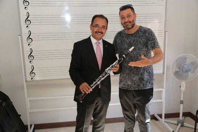 H&uuml;sn&uuml; Şenlendirici, Uşak Belediyesi Sanat Akademisi&rsquo;nin A&ccedil;ılışına Katıldı 1