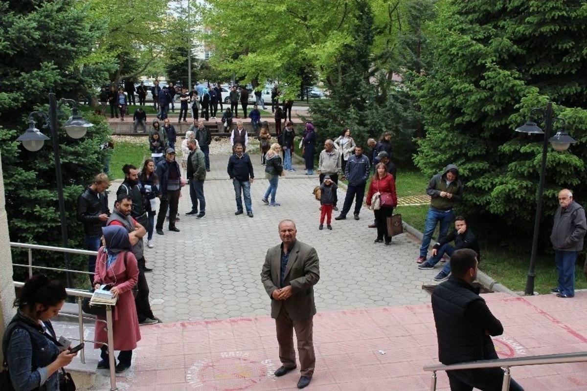 &Ouml;ğrenciler İ&ccedil;eride Veliler Dışarıda Ter D&ouml;kt&uuml;