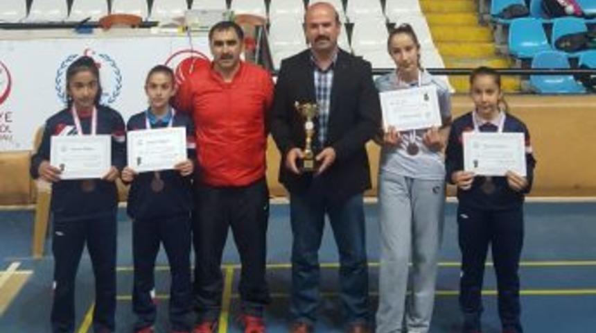 Erzincanlı Badmintoncular T&uuml;rkiye &Uuml;&ccedil;&uuml;nc&uuml;s&uuml; Oldu