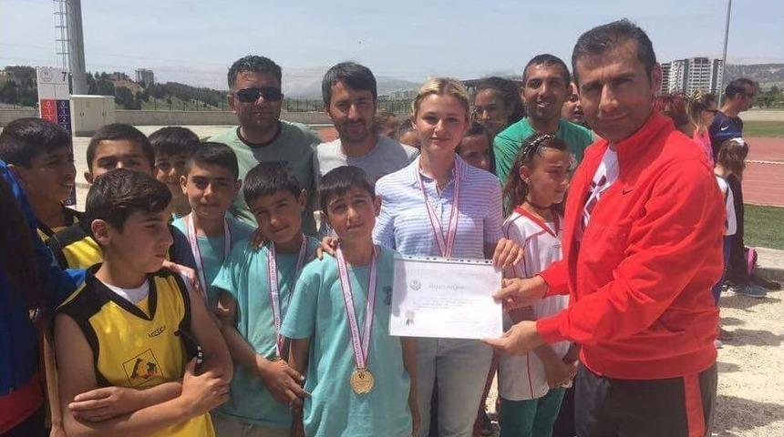 Fevzi Geyik Ortaokulu Final Yolunda