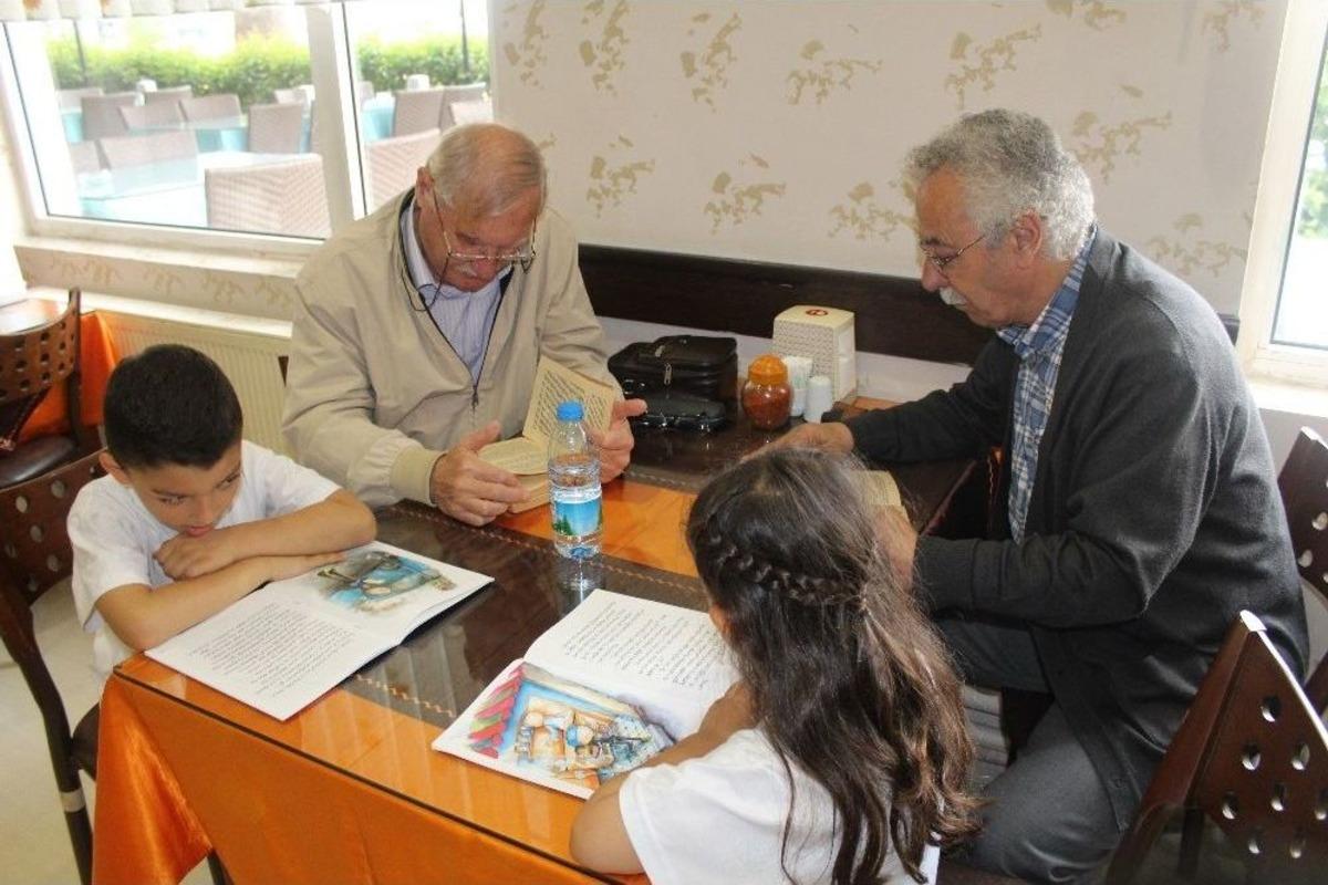Minik &Ouml;ğrenciler Emekli &Ouml;ğretmenlerle Kitap Okudu