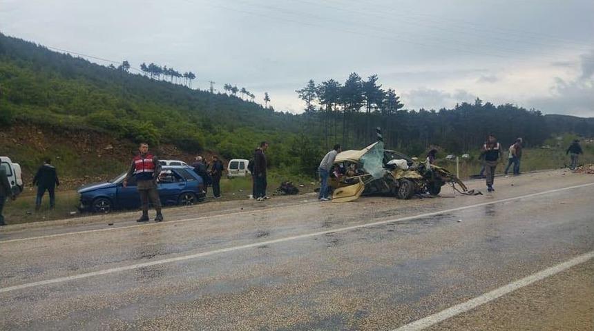 Bursa&rsquo;da Midib&uuml;s İle Otomobil &Ccedil;arpıştı: &Ouml;l&uuml; Ve Yaralılar Var