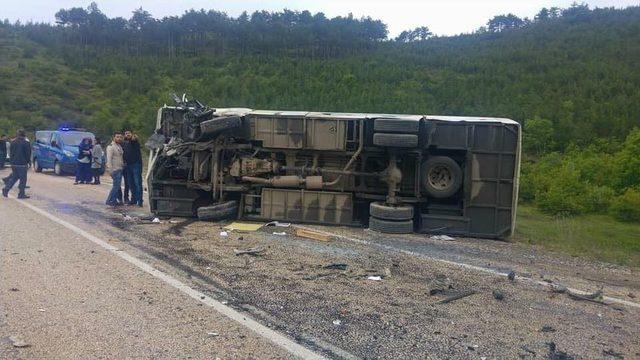 Bursa’da Midibüs İle Otomobil Çarpıştı: Ölü Ve Yaralılar Var