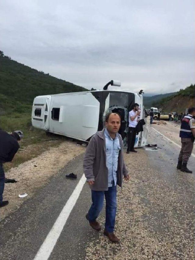 Bursa'da Yolcu Midibüsü Ile Otomobil Çarpıştı: 3 Ölü, 11 Yaralı