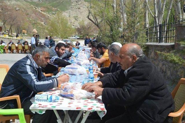Ağrı&rsquo;da Tarihi T&uuml;rbede &Ccedil;orba İkramı 1