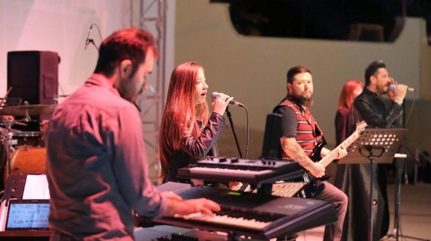 Denizli&rsquo;de Barış Man&ccedil;o&rsquo;nun Unutulmaz Eserleri İle Konser Verildi