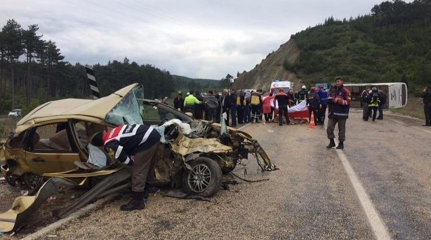 Bursa&rsquo;da Midib&uuml;s İle Otomobil &Ccedil;arpıştı: 3 &Ouml;l&uuml;