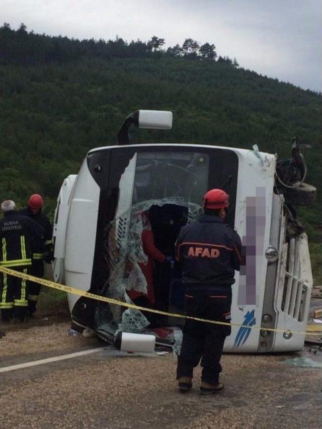 Bursa’da Midibüs İle Otomobil Çarpıştı: 3 Ölü