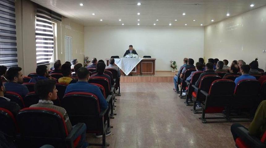 Akhan, Kuaf&ouml;rlerle G&ouml;r&uuml;şt&uuml;