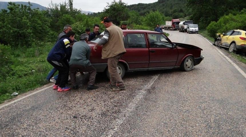 Bilecik&rsquo;te Otomobiller &Ccedil;arpıştı: 2 Yaralı