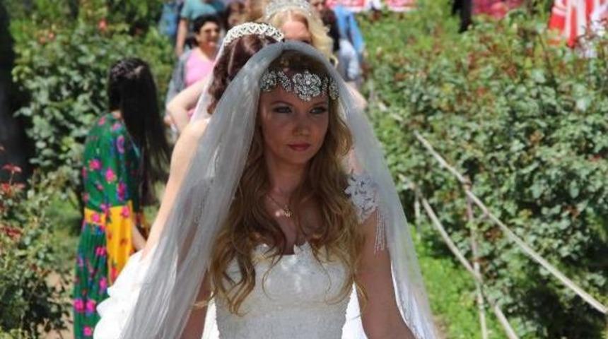 Rus Mankenler Diyarbakır Surlarını Gezip, Halay &Ccedil;ekti