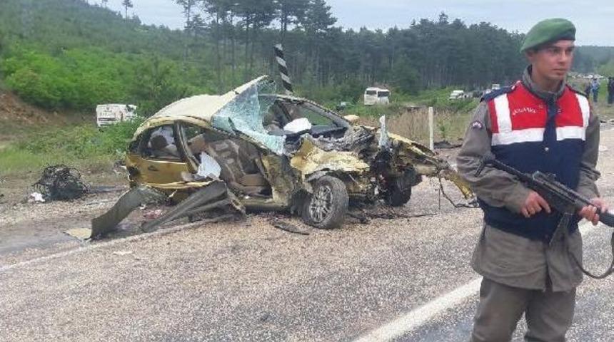 Bursa'da Yolcu Midib&uuml;s&uuml; Ile Otomobil &Ccedil;arpıştı: 3 &Ouml;l&uuml; 11 Yaralı (2)