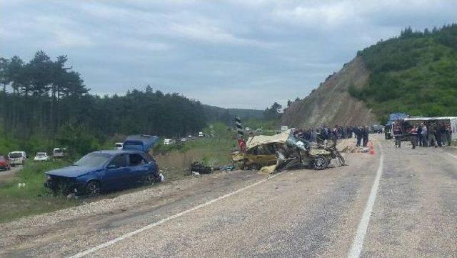 Bursa'da Yolcu Midibüsü Ile Otomobil Çarpıştı: 3 Ölü 11 Yaralı (2)