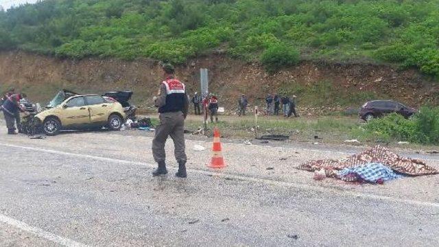 Bursa'da Yolcu Midibüsü Ile Otomobil Çarpıştı: 3 Ölü 11 Yaralı (2)