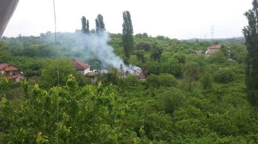 Yangında Iki Katlı Ahşap Ev K&uuml;l Oldu