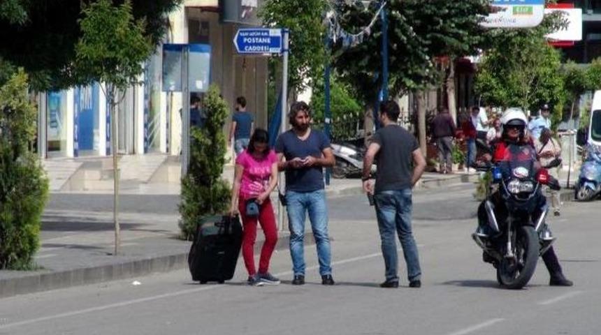 Minib&uuml;s Şof&ouml;r&uuml;n&uuml;n Yola Bıraktığı Valiz Paniğe Neden Oldu