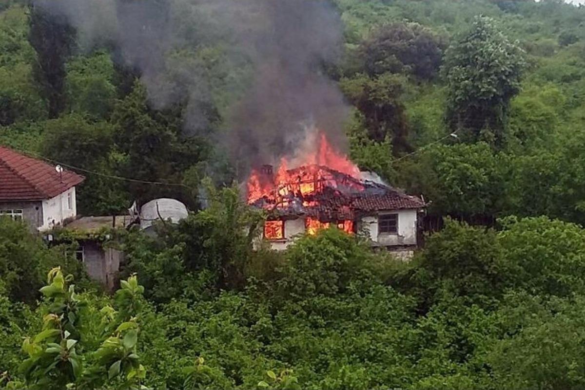80 Yaşındaki &Ccedil;iftin Yaşadığı Ev Alevlere Teslim Oldu