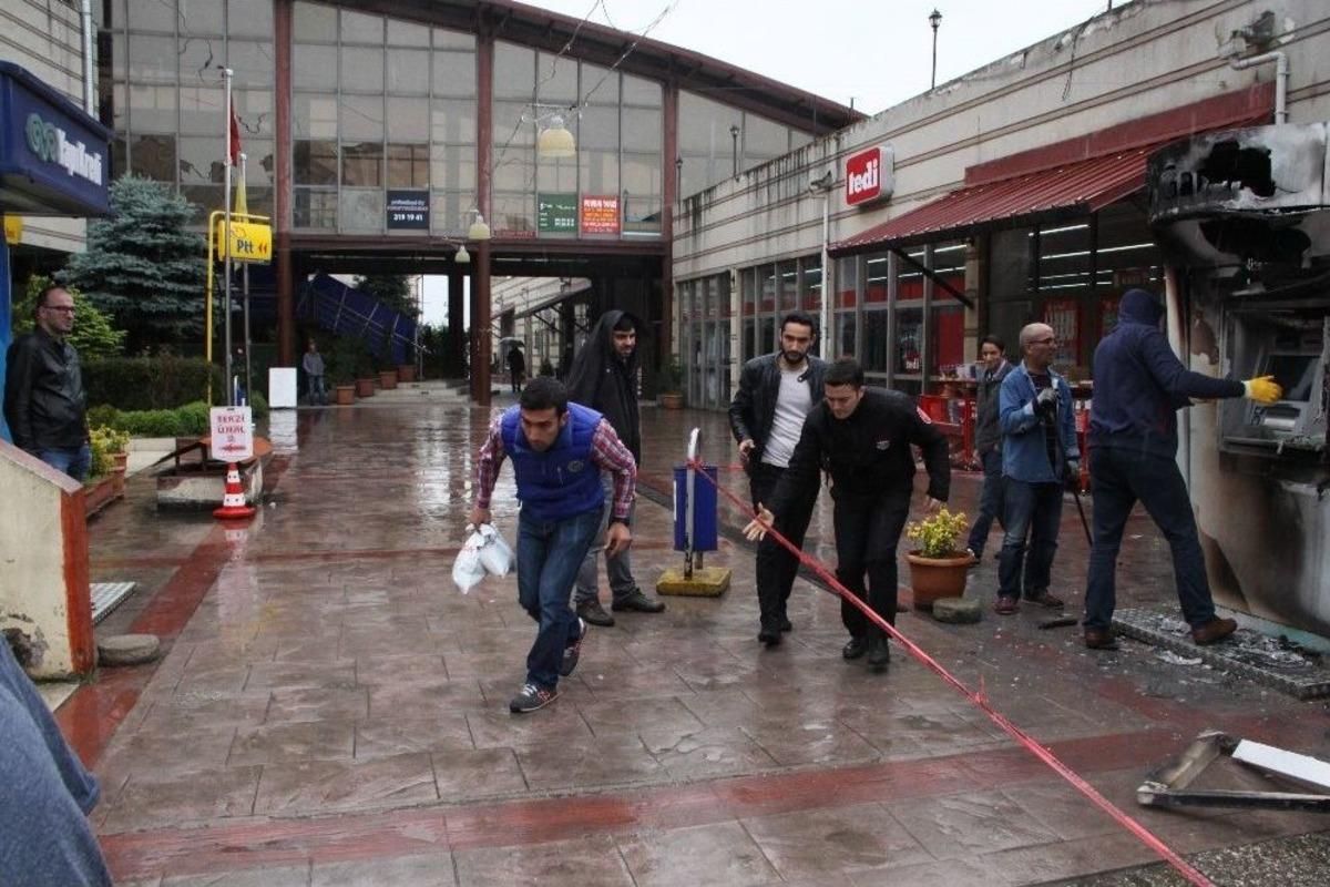 İ&ccedil;inde 300 Bin Tl Olan 2 Atm Alev Alev Yandı