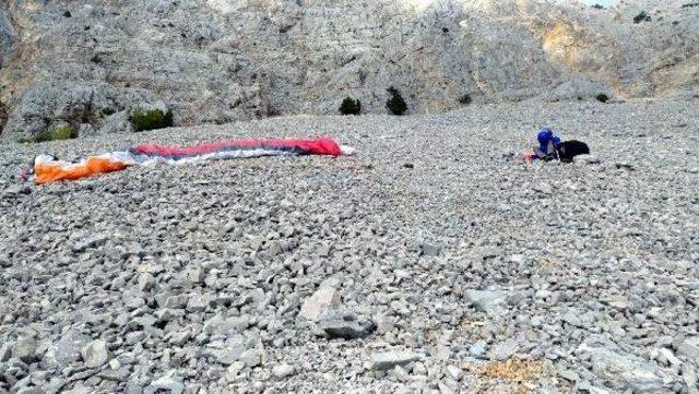 Kayalıklara Zorunlu Iniş Yapan Paraşütçüyü Akut Kurtardı