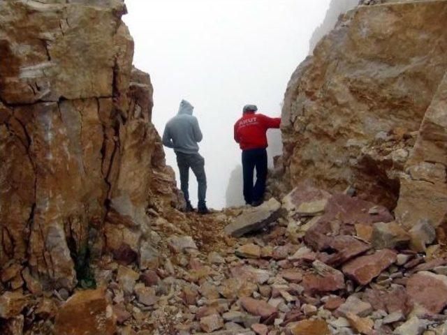 Kayalıklara Zorunlu Iniş Yapan Paraşütçüyü Akut Kurtardı