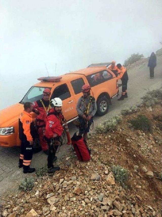 Kayalıklara Zorunlu Iniş Yapan Paraşütçüyü Akut Kurtardı