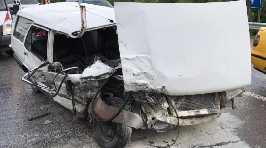 Kocaeli'de 2 Otomobil &Ccedil;arpıştı: 10 Yaralı