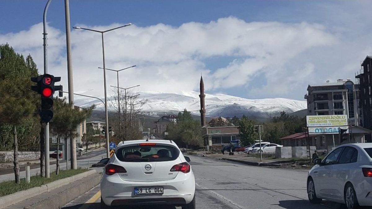 Tatvan&rsquo;da Y&uuml;ksek Kesimlere Kar Yağdı