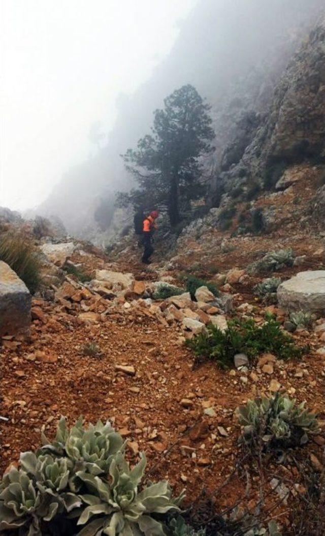 Kayalıklarda Mahsur Kalan Paraşütçü Kurtarıldı