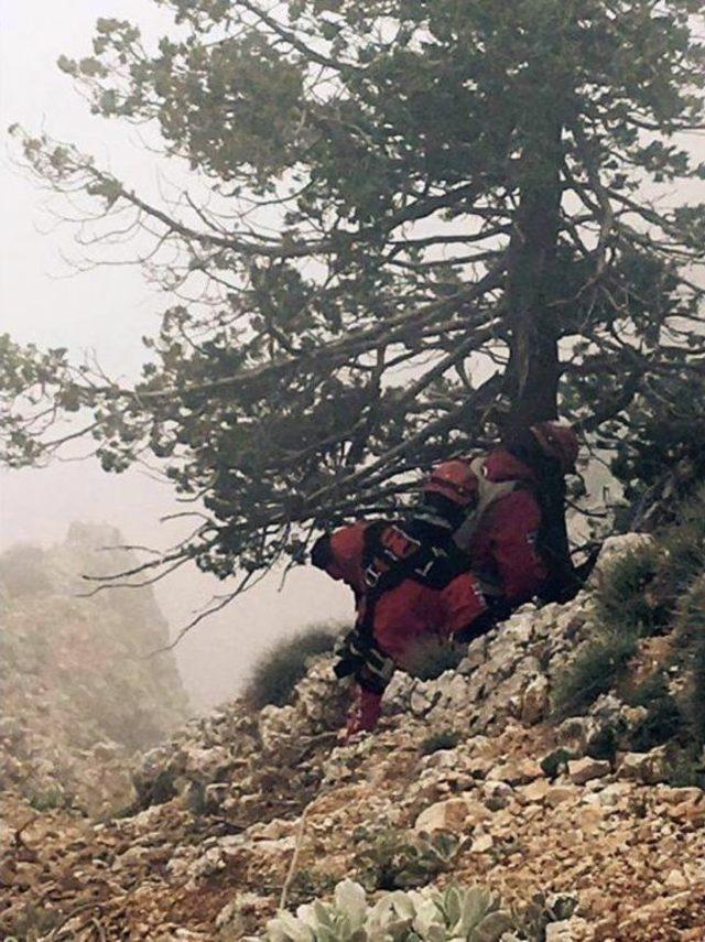 Kayalıklarda Mahsur Kalan Paraşütçü Kurtarıldı