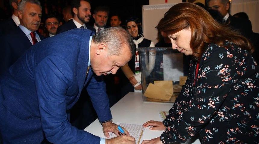 Cumhurbaşkanı Erdoğan Yeniden Kurucusu Olduğu Partinin Başında