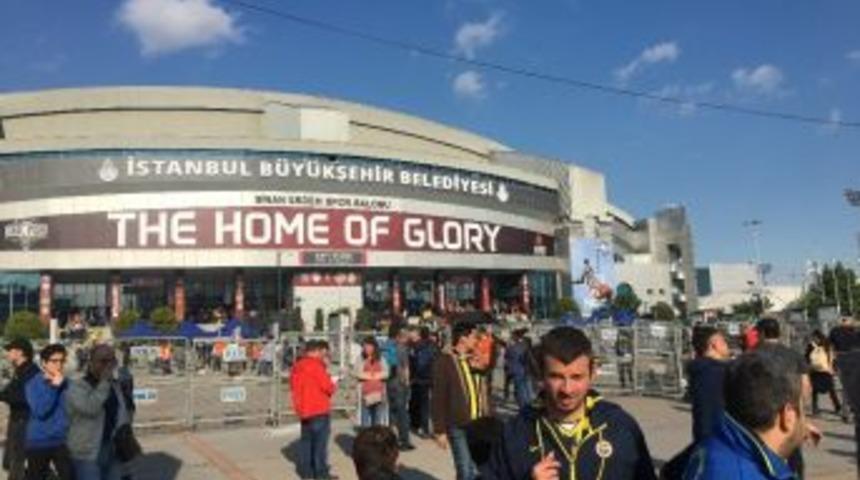 Fenerbah&ccedil;e Taraftarları Salona Girmeye Başladı