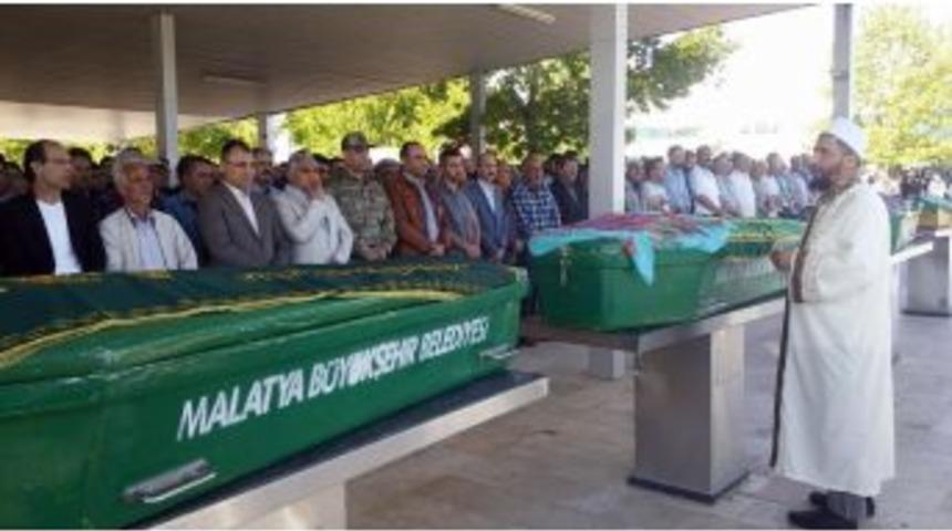 Adıyaman&rsquo;daki Kazada Hayatını Kaybeden Aile Malatya&rsquo;da Toprağa Verildi