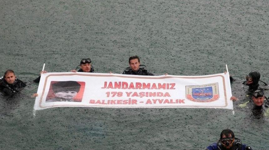 Jandarma 178. Kuruluş Yıl D&ouml;n&uuml;m&uuml;n&uuml; Su Altında Pankart A&ccedil;arak Kutladı