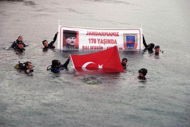 Jandarma 178. Kuruluş Yıl Dönümünü Su Altında Pankart Açarak Kutladı