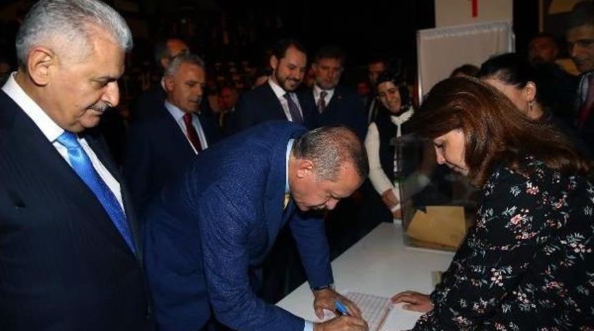 Ak Parti'nin 3'&uuml;nc&uuml; Olağan&uuml;st&uuml; B&uuml;y&uuml;k Kongresi 'recep Tayyip Erdoğan' Sloganlarıyla Başladı (6)
