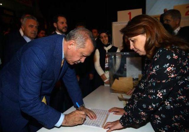 Ak Parti'nin 3'üncü Olağanüstü Büyük Kongresi 'recep Tayyip Erdoğan' Sloganlarıyla Başladı (6)