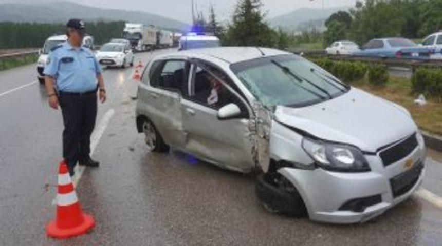 Samsun&rsquo;da Otomobil Aydınlatma Direğine &Ccedil;arptı: 2 Yaralı