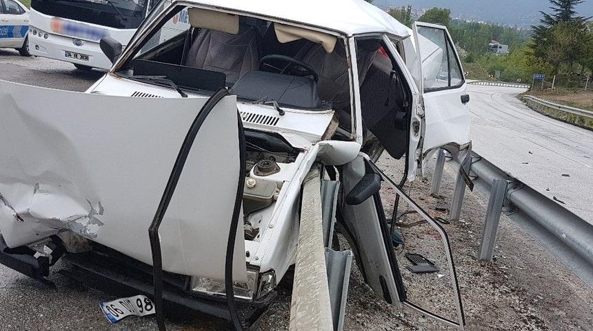 Bariyer Otomobile Ok Gibi Saplandı: 2 Yaralı