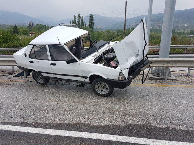 Bariyer Otomobile Ok Gibi Saplandı: 2 Yaralı 2