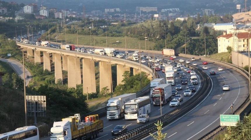 19 Mayıs Tatilcileri Tem Otoyolunu Kitledi