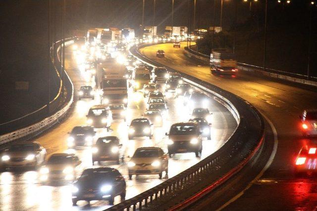 İstanbul’a Geri Dönüş Trafiği Tem’de Devam Ediyor