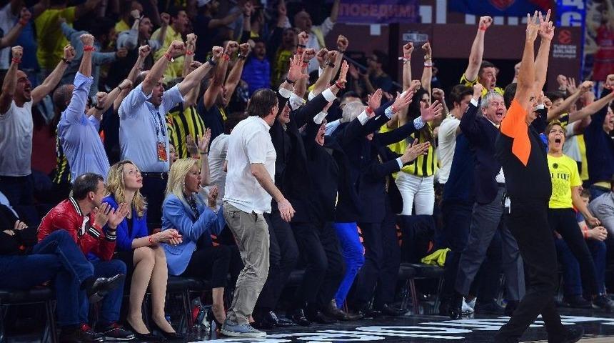 Sinan Erdem Spor Salonu Sarı-laciverte B&uuml;r&uuml;nd&uuml;