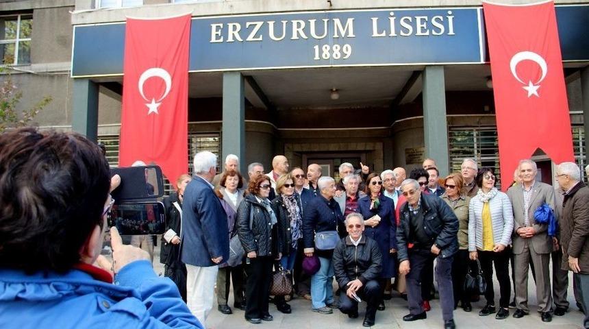 50 Yıl &Ouml;nce Mezun Oldukları Lisede Buluştular