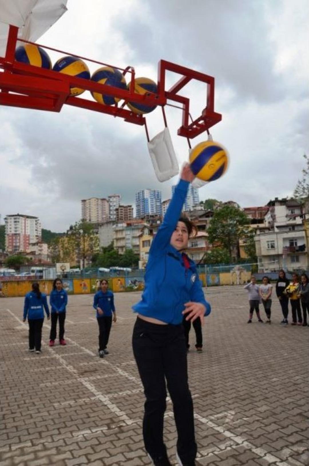 &Ouml;ğretmenden Voleybol Sma&ccedil; Makinesi