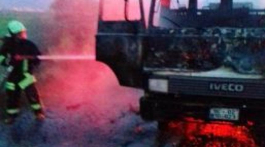 Denizli&rsquo;de, Yabancı Plakalı Bir Ara&ccedil;ta Yangın &Ccedil;ıktı